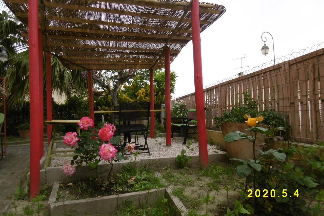 Rez De Chaussee Studio Climatise Dans Villa Aigues-Mortes Buitenkant foto